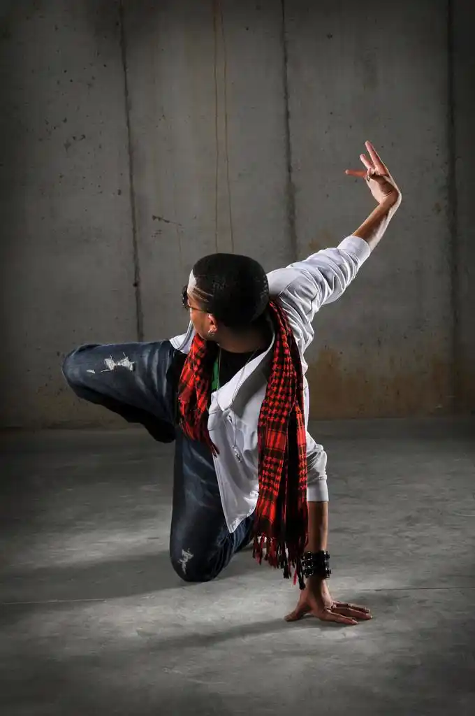 嘻哈舞表演,非裔美国hip hop舞蹈演员在黑人背景下表演