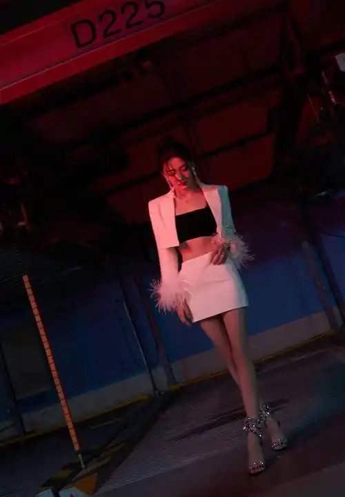 徐璐真有超模气质,白裙西装光影大片,大长腿又美又飒_时尚_身材_白色