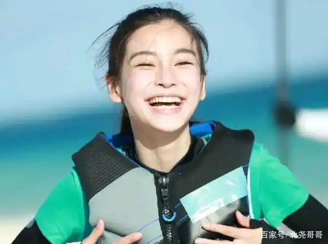 有一种"脸崩了"叫大笑,杨幂杨颖一笑就变样,鞠婧祎差点认不出