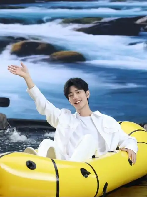 肖战的衣服和牙一个颜色##肖战皮艇照