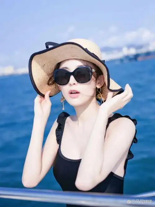 娜扎的假日美照黑色连体泳装游艇上的优美倩影