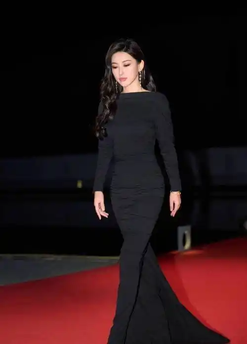 朱珠身穿黑色紧身露背礼服拍摄写真,大秀性感双眸和迷人眼神_身材