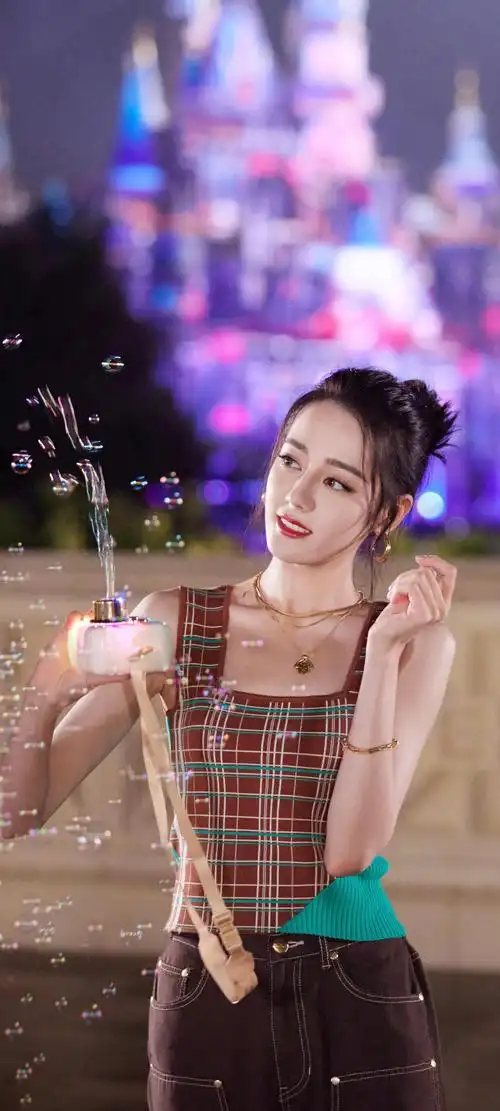 迪丽热巴壁纸:魅力女神,穿越屏幕的美丽与温暖 迪丽热巴,这位来自新疆