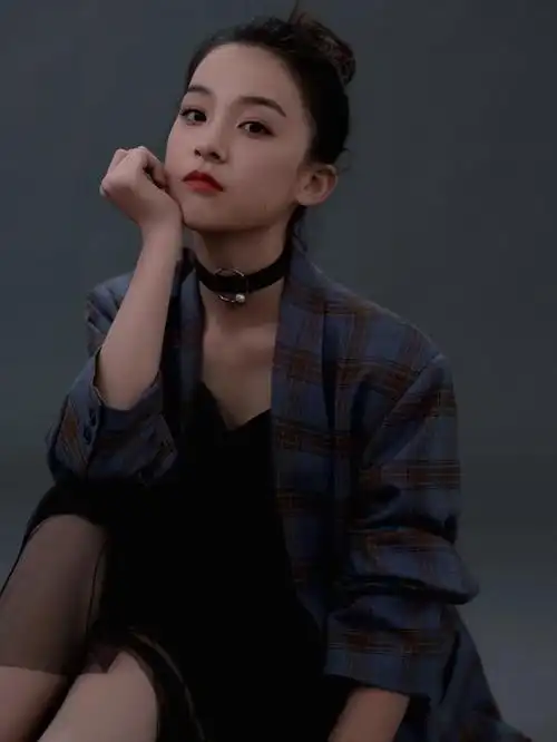 庆余年范闲妈真美,15岁顾语涵小小年纪气质不俗,时尚穿搭有一套