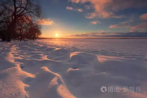 太阳触摸地平线.阳光 illuminat