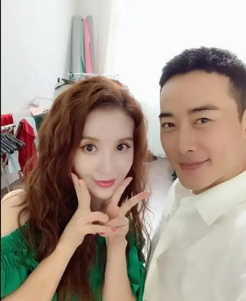 张萌富豪老公首曝光夫妻当街拥抱超恩爱女儿抱妈妈大腿超委屈