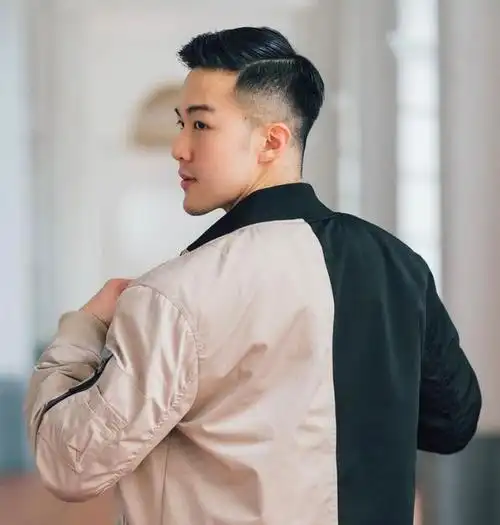 男士的背头发型一直都很受欢迎,特别是对于30岁左右的男士来说,头发不