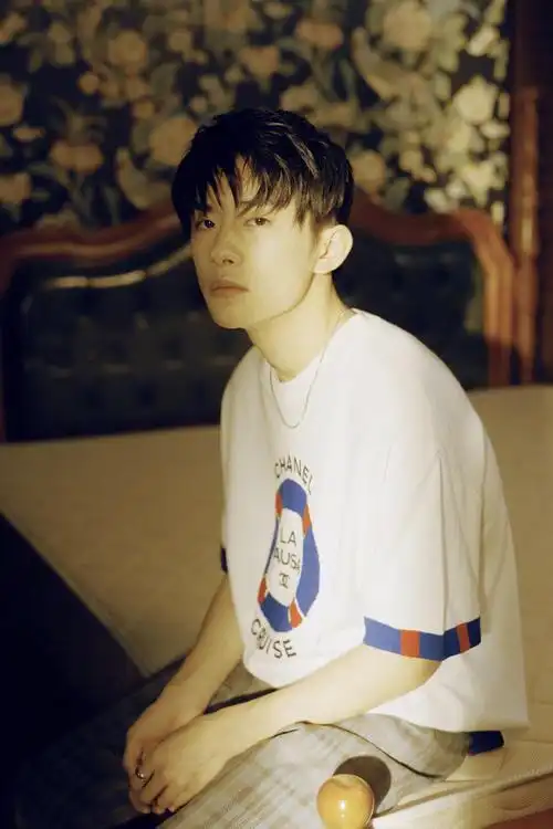 易烊千玺红秀封面壁纸 点赞好运