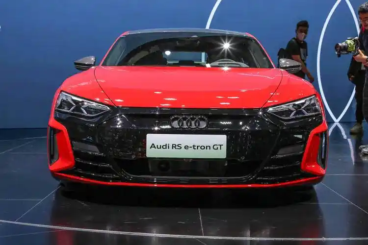 在本次广州车展上,奥迪展台为我们带来了rs e-tron gt.