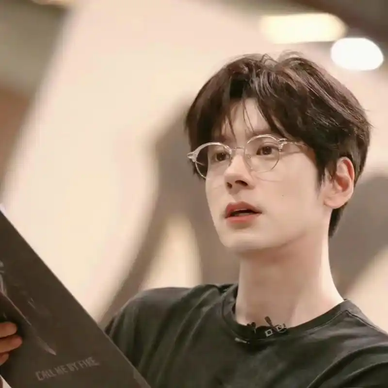 魏哲鸣戴眼镜壁纸