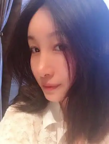 秦海璐素颜晒自拍 皮肤白皙状态佳