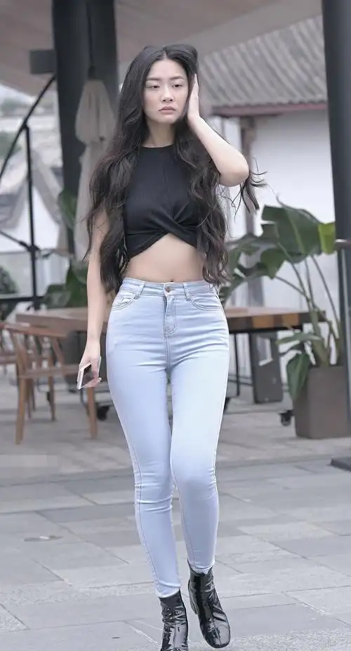 一个紧身牛仔裤小姐姐淡了半个小时才给拍的