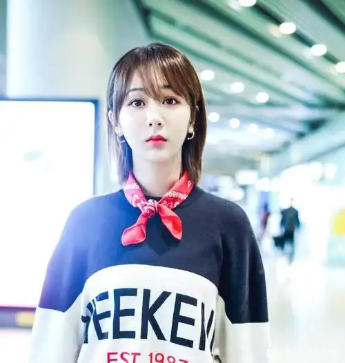 杨紫短发造型,口罩遮面难掩婴儿肥