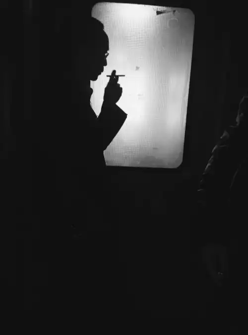 [在吸烟过道抽烟的工作人员黑]白