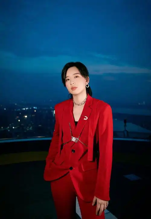 简介:李斯丹妮红色西服魅力性感写真,分享一组李斯丹妮图片给大家,图