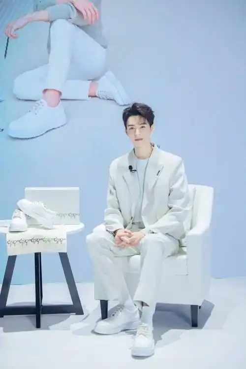 龚俊穿休闲商务装出席品牌活动 身高挺拔帅气有型_活动_休闲_龚俊