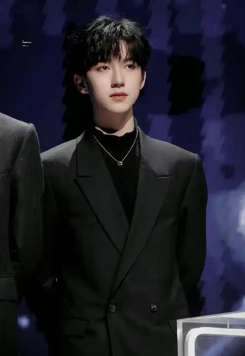 贺峻霖墨绿色西装造型