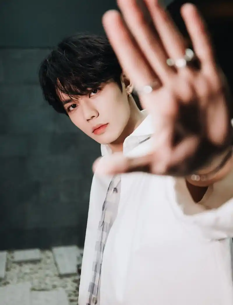 林彦俊白色叠穿衬衫搭配长裤,层次感分明,凸显潇洒气质,别出心裁的