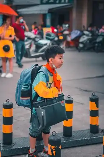 放学 米拍摄影师宋宏博文 创作  放学后的学校门口群像