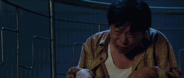 这一段小主忍不住想起黄渤在《亲爱的》里面内段表演,好不容易找到