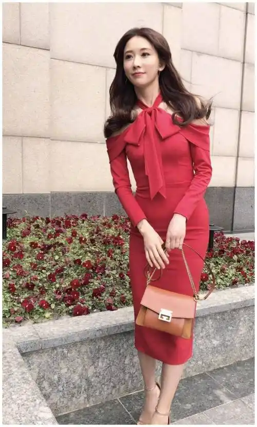 原创林志玲仙气感十足身穿斜肩连衣长裙减龄时髦45岁依然年轻貌美