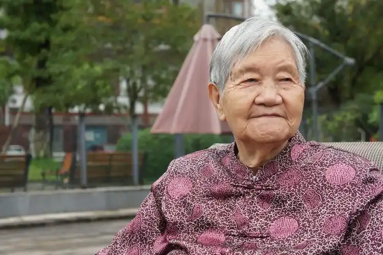 她是一位普通的母亲,她的一生平凡而伟大.亲爱的妈妈,我们想你了!