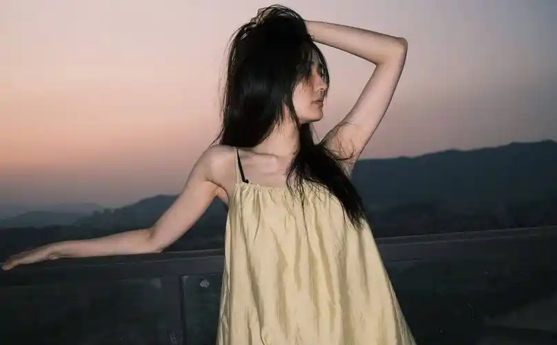 徐璐飘逸长发唯美风连衣裙写真_气质_女神