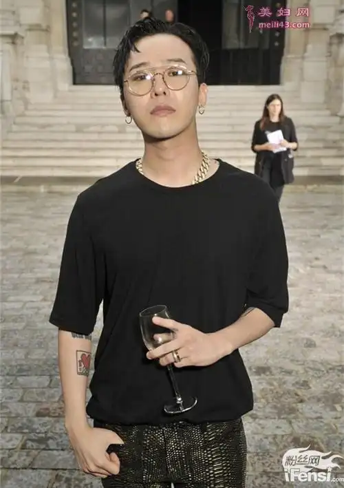 权志龙助阵巴黎男装周疑似素颜出境