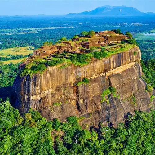 有着澳洲艾尔斯岩的自然奇观,更是有着不可能完成的人工奇迹,所以每个
