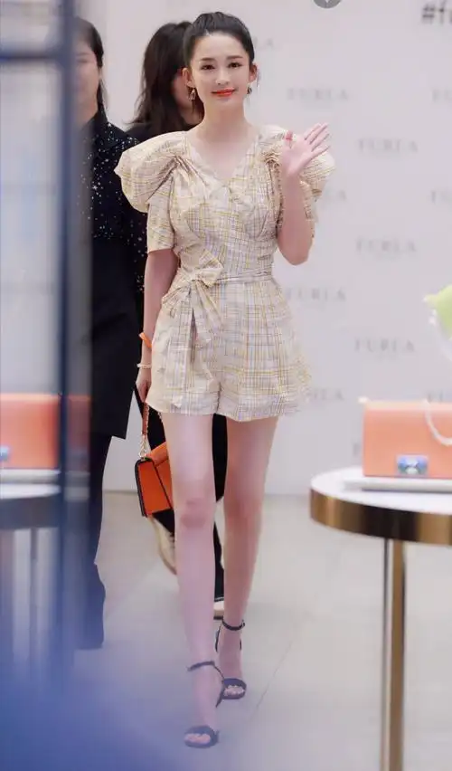 李沁现身成都,穿花格连体裙大秀美腿,仙女范儿十足