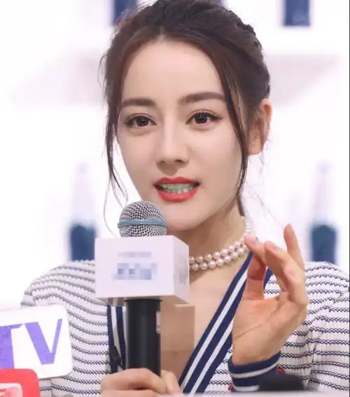 迪丽热巴一天换三套造型,3种风格自由切换,侧颜杀又抢镜头