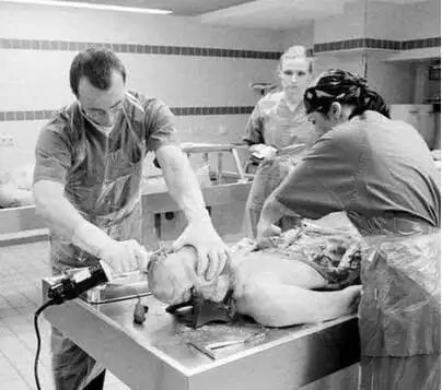 五个被执行死刑都活着的人一个中9枪成功逃跑两个解剖前苏醒