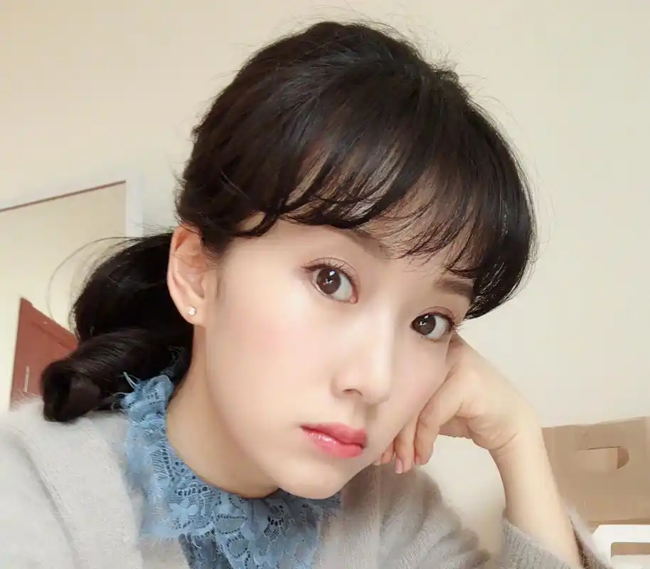 33岁李念近照,素颜水嫩气质清纯,和外籍男友人玩举高高好有爱