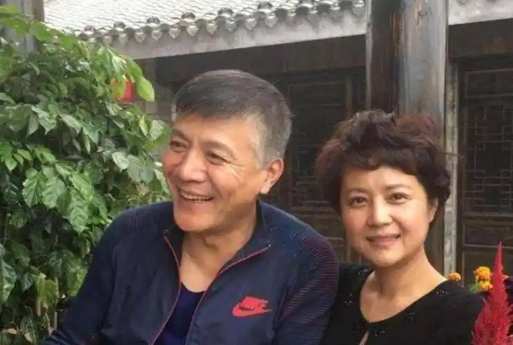 如今,茹萍和丈夫刘之冰结婚20余载,依旧十分恩爱,原本的两个单亲家庭