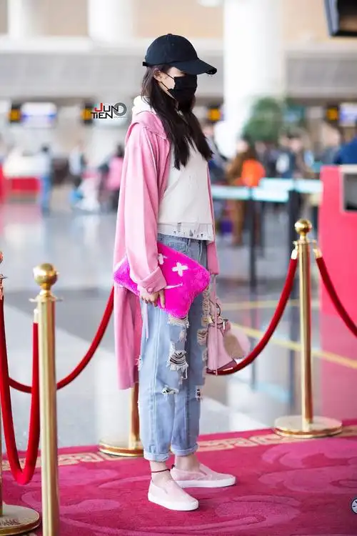 关晓彤 机场私服街拍