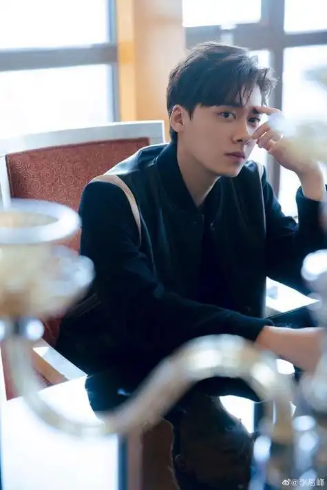 李易峰寺庙祈福穿黑棉袄留中分驼背如路人退圈后星味全无