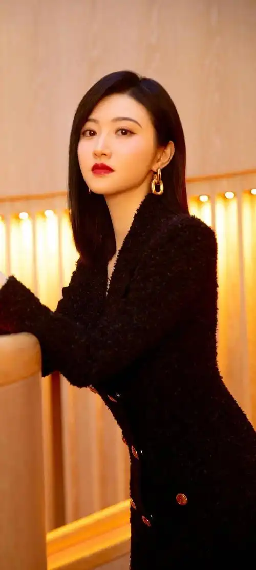 美女系列壁纸第70期,我们带来了一位令人眼前一亮的佳人——景甜.