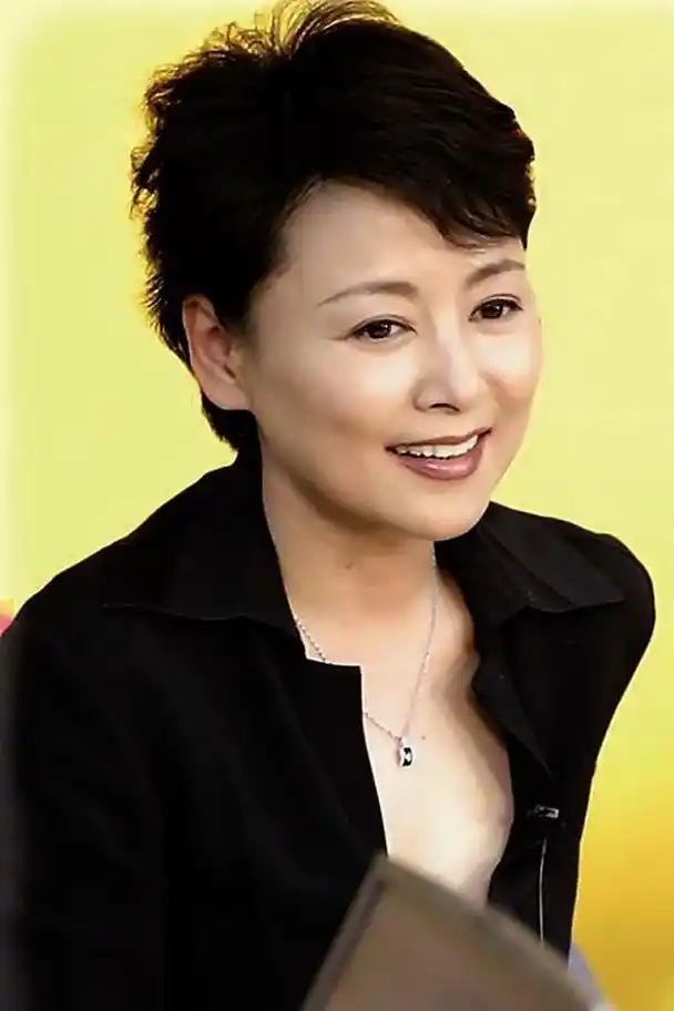 看到65岁张瑜才发现:女人上了年纪烫卷发,比想象中更洋气减龄