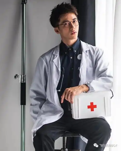 看到这位帅气的肌肉医生我感觉自己病了