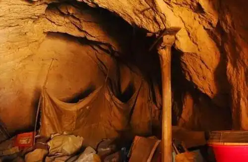 照片里面的奶奶,早就活过了九十多个春秋,然而形单影只地生活在洞穴