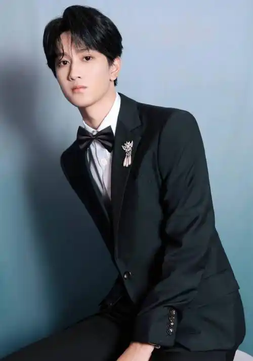 敖子逸发布长春电影节闭幕式写真 绿影斑驳与帅气少年相得益彰_敖子逸