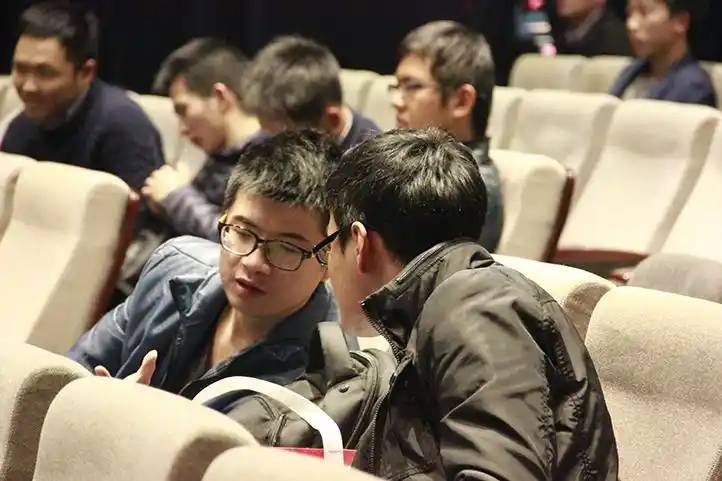 嘉宾的回答,让台下的观众们忍不住讨论开了.