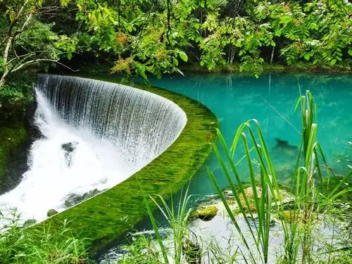 by:图虫网 深圳雪儿行走在荔波的山水间,一路风景都闪烁着张家界的