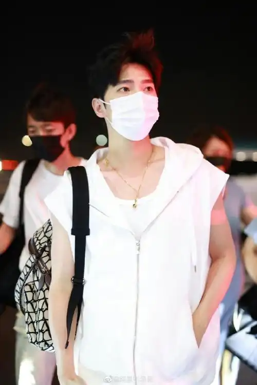 照##杨洋白色无袖马甲#杨洋机场造型,白色无袖马甲 牛仔裤这是男大吧