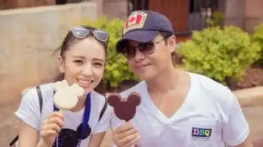 2014年,尽管有网友劝阻,但可佟丽娅依旧与陈思成喜结连理,踏入了婚姻