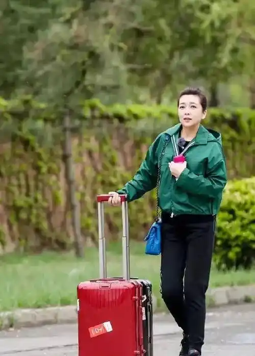 原创江珊真是敢穿穿紧身上衣配斑马拖地裙身材曲线惹人羡慕