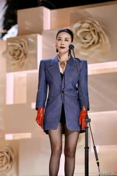 "那英"的机场穿搭不认老,穿羊羔毛卫衣配牛仔裤,时髦又减龄