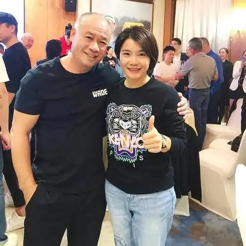 体操王子李宁近况身家百亿满头白发妻子气质好女儿成女神