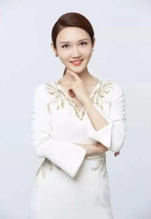 中国诗词大会主持人龙洋舞台上哼起噔噔噔太可爱了