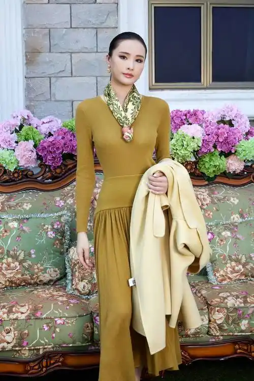 30岁成熟女性的穿衣心得:如何展现极简轻奢风的优雅魅力_品质_战袍